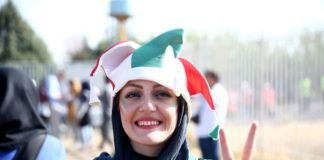 Mulheres iranianas assistem a um jogo de futebol no estádio pela primeira vez em 40 anos