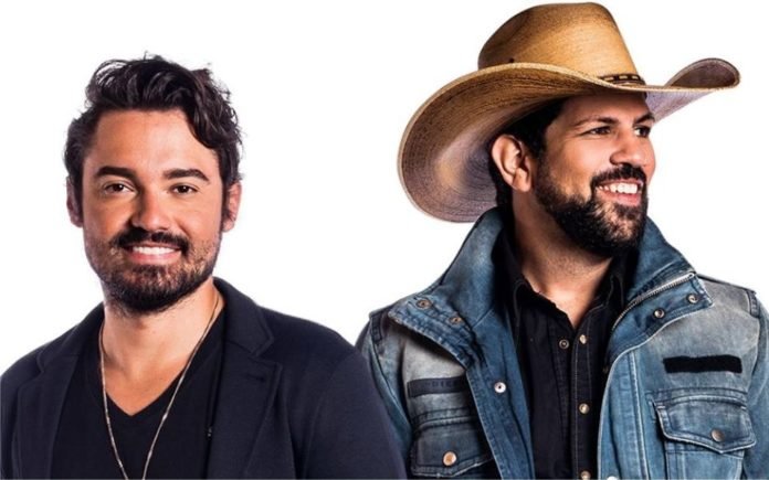 Dupla-Fernando-e-Sorocaba-leiloa-fivela-em-favor-do-menino-Diogo-Zarnott