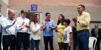 Emoção marca solenidade de entrega das chaves de imóveis na Capital