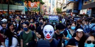 Milhares de pessoas desafiam a polícia em novo protesto em Hong Kong