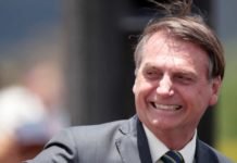 Bolsonaro assina carta de desfiliação do PSL
