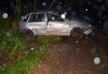 Carro com três ocupantes capota na BR 364 próximo ao Posto da PRF