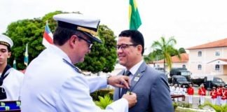 Governador de Rondônia coronel Marcos Rocha é condecorado com medalha da Marinha do Brasil