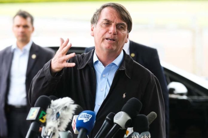 Presidente Jair Bolsonaro fala à imprensa ao chegar no Palácio da Alvorada