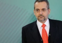 Weintraub vai a reunião com senadores escoltado por segurança