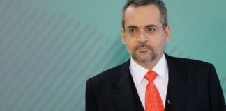 Weintraub vai a reunião com senadores escoltado por segurança