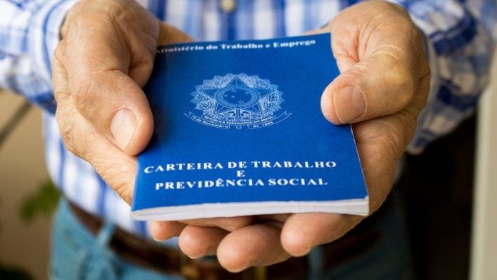 equipe-do-ministro-paulo-guedes-economia-anunciou-que-vai-passar-a-cobrar-contribuicao-previdenciaria-do-seguro-desemprego-1573590732966_v2_976x549