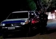 Jovem sofre atentado a tiro ao sair de residência para jogar lixo