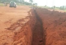Paraguaios cavam valas para impedir que brasileiros entrem no país e governo decreta isolamento total