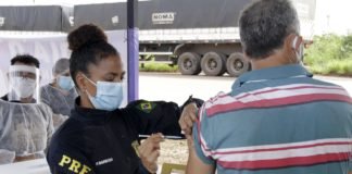 Caminhoneiros são vacinados contra H1N1 em alusão ao Dia Mundial em Memória às Vítimas de Acidente de Trabalho