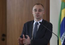 Bolsonaro nomeia André Mendonça para a Justiça e Ramagem para a PF