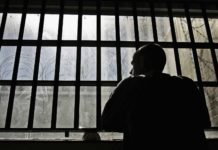 Instalada em escola pelas autoridades, mulher é estuprada em quarentena