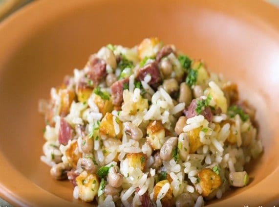 Mais uma receita para aproveitar o feijão e o arroz que sobraram e fazer essa maravilha