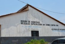 Homem é morto a tiros enquanto conversava com cunhada na frente de residência em RO