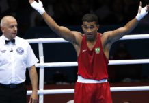 Sem boxe na pandemia, Esquiva Falcão entrega pizzas feitas pela esposa
