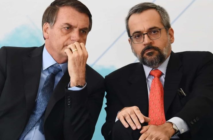 Bolsonaro condecora Weintraub e Aras com Ordem de Mérito Naval