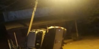Homem tenta fugir da mulher no momento que estava com outra em bar, bate em poste e capota caminhonete
