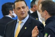 Queiroz era monitorado por advogado de Bolsonaro, indicam mensagens