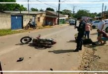 Motociclista sofre fratura na perna após colisão com Hilux