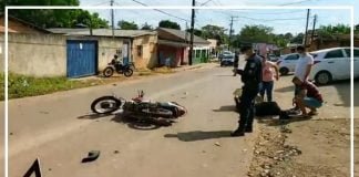 Motociclista sofre fratura na perna após colisão com Hilux