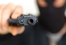 Bandidos armados assaltam mulher que havia acabado de sacar R$ 3 mil