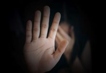 PM flagra marido agredindo mulher no meio da rua na zona Leste