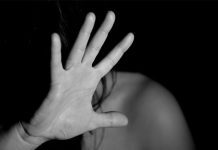 Marido foge após agredir esposa a pauladas durante discussão