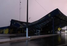 Estrutura metálica da PRF desaba e atinge caminhão durante forte chuva em Vilhena, RO
