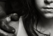 Pai é preso ao ser flagrado estuprando a filha de nove anos no sofá de casa