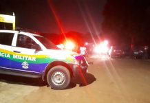 Após separar briga do irmão com mulher, jovem é atacado a facadas