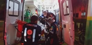 BRIGA GENERALIZADA: Rapaz é agredido a pauladas na frente de casa noturna em Porto Velho