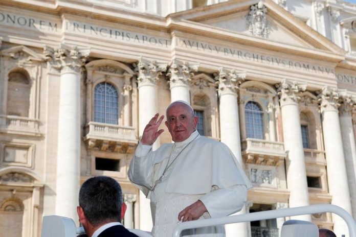 O Papa Francisco participa da audiência geral semanal no Vaticano,