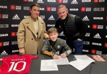 Maior artilheiro do United, Rooney, vê filho assinar primeiro contrato com clube