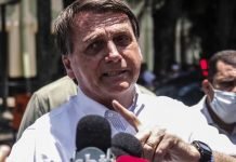 ‘Essa de 50% é uma boa vacina ou não?’, provoca Bolsonaro