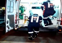 Mulher é presa após esfaquear vizinha alucinada que invadiu casa