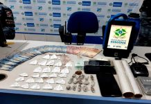 Bando é flagrado em boca de fumo com várias porções de drogas e dinheiro