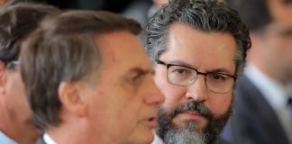 Ernesto Araújo deixa o Itamaraty após pressão do Congresso