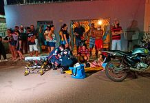 Casal fica lesionado após bater na porta de carro e ser atropelado por outro