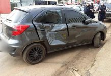 DESCONTROLADO: Médico revoltado destrói carro da esposa com Hilux e desafia a polícia