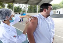 Trabalhadores da saúde são imunizados contra a gripe em Porto Velho
