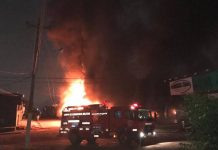 Residência pega fogo com bebê dentro e mãe que estava em bar é detida pela PM