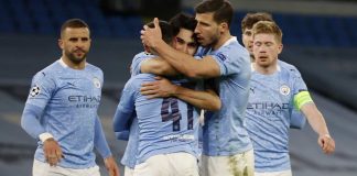 Com um a menos, Leeds suporta pressão do Manchester City e vence líder do Inglês