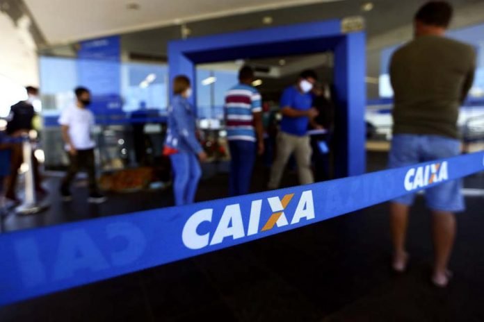 Fila para entrada em agência da Caixa, em Brasília.