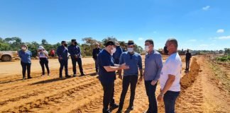 Presidente da ALERO, Alex Redano e governador vistoriam obras das cabeceiras da ponte no rio Jamari, na BR-421