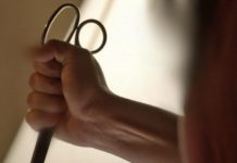Marido agride mulher a tesourada enquanto ela bebia com vizinhos