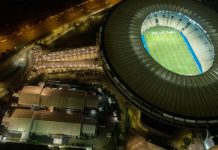 Grupo protesta contra Bolsonaro no Maracanã antes da final da Copa América