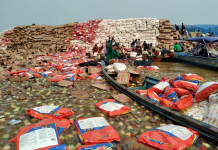 Balsa carregada de alimentos vira no rio Madeira