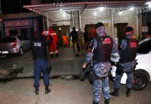 Equipe flagram aglomeração e consumo de bebida alcoólica fora do horário permitido