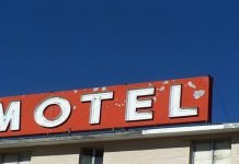 Cliente é preso em motel ao recusar pagar conta e ameaçar matar recepcionista
