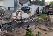 Caminhonete destrói muro de residências em capotamento no centro